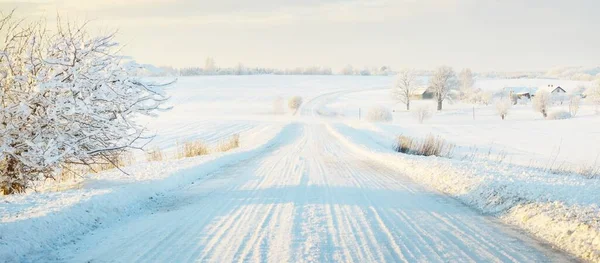 Landsväg Genom Snötäckt Fält Efter Snöstorm Vid Solnedgången Klar Himmel — Stockfoto