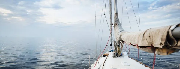 Zeilen Kuip Van Een Jacht Een Open Zee Bij Zonsondergang — Stockfoto