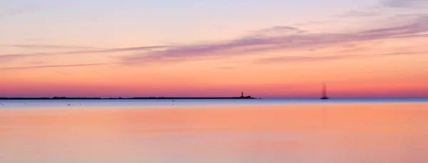 波罗的海在五彩缤纷的夕阳下 后面的灯塔 从沙滩上看风景 拉脱维亚里加湾 史诗般的海景Idyllic Autumn Scene — 图库照片