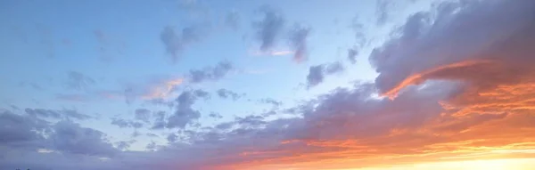 Klarer Blauer Himmel Mit Leuchtend Rosa Und Goldenen Wolken Nach — Stockfoto