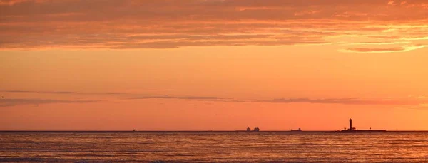 日落时分 波罗的海 戏剧化的天空闪烁着金黄色的云彩 水面上的倒影 日落了史诗般的海景自然规律 概念图像摘要 — 图库照片