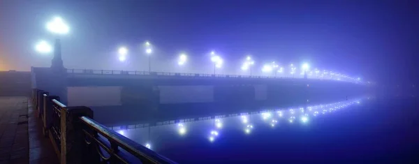 Nachts Beleuchtete Leere Steinbrücke Nebel Laternen Aus Nächster Nähe Symmetriereflexionen — Stockfoto