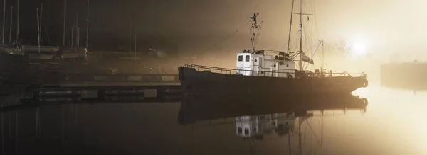 Fiskebåt Förtöjd Vid Brygga Dimma Natten Segelbåtar Bakgrunden Yacht Klubb — Stockfoto