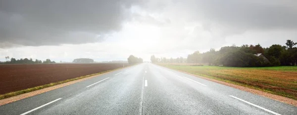 Leere Autobahn Asphaltstraße Durch Die Felder Dramatischer Himmel Vor Regen — Stockfoto