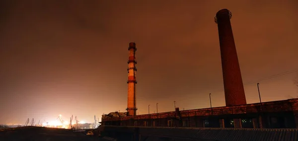 Dramatik Gökyüzünün Altında Boru Hattı Olan Terk Edilmiş Eski Bir — Stok fotoğraf