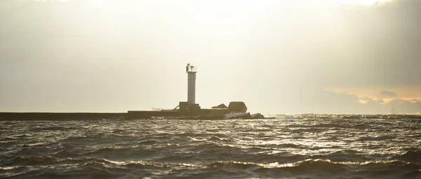 Faro Sotto Nuvole Scure Dopo Temporale Una Vista Dalla Barca — Foto Stock