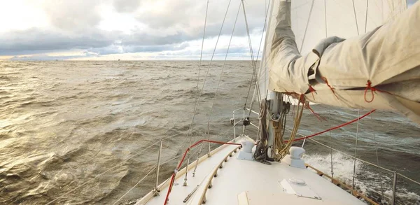 Jacht Pływający Otwartym Morzu Zachodzie Słońca Widok Bliska Pokładu Dziobu — Zdjęcie stockowe
