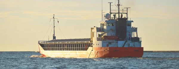 Großes Rotes Stückgutschiff Meter Lang Das Bei Sonnenuntergang Auf Offener — Stockfoto