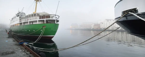 Groen Trainingsschip Afgemeerd Aan Een Pier Het Centrum Van Stad — Stockfoto