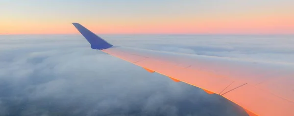 솜털이 장식용 뭉게구름 황금빛 비행기에서 바라보는 파노라마의 날개를 클로즈업 꿈같은 — 스톡 사진