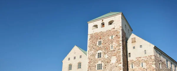 フィンランドのトゥルク城の外観 壁や塔のクローズアップ 晴れた夏の日 伝統的な建築 旅行先 ランドマーク — ストック写真