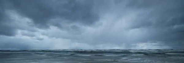 Céu Escuro Tempestade Acima Mar Báltico Ondas Salpicos Água Madeira — Fotografia de Stock
