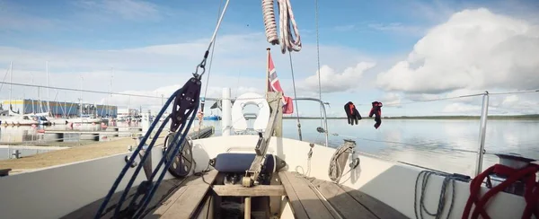 Eleganta Och Moderna Segelbåtar Och Huggare Förtöjda Vid Brygga Yacht — Stockfoto