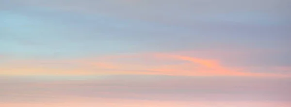 Cielo Azul Claro Con Brillantes Nubes Rosas Doradas Después Tormenta — Foto de Stock