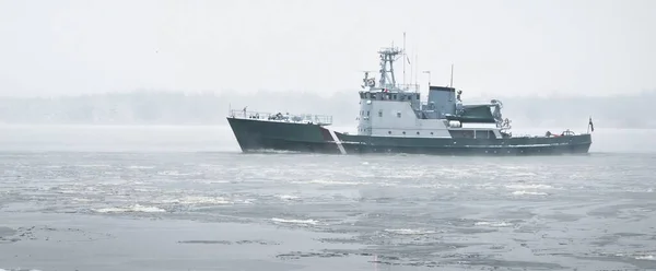 Kustbevakningsfartyg Som Seglar Stormen Vinter Dimma Vågor Hårt Väder Östersjön — Stockfoto
