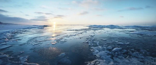日落时的波罗的海白雪覆盖的海岸全景 冰碎片的特写 多彩的云彩 柔和的阳光 水的对称反射 圣诞节 — 图库照片