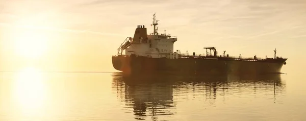 在开阔海上航行的大型货船 金色落日的光芒 云彩般的风景 货物运输 航海船 全球通信 全球航运 — 图库照片
