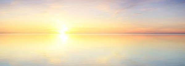 Morze Bałtyckie Deszczu Dramatyczne Niebo Zachodu Słońca Świecące Różowe Złote — Zdjęcie stockowe