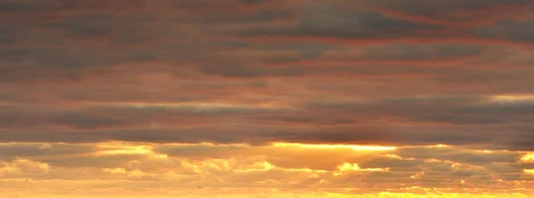 Céu Azul Claro Com Nuvens Rosa Douradas Brilhantes Após Tempestade — Fotografia de Stock