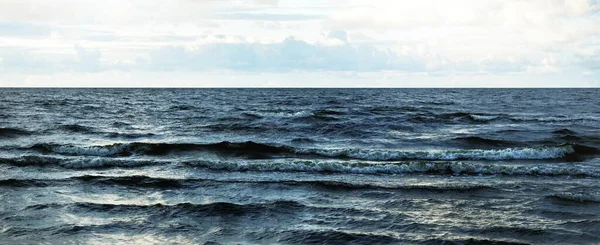 Синє Небо Сяючими Білими Купчастими Хмарами Над Балтійським Морським Узбережжям — стокове фото