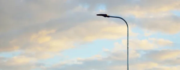 Luci Stradali Lanterna Contro Drammatico Cielo Del Tramonto Nuvole Rosa — Foto Stock
