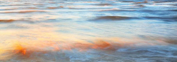 Mořské Vlny Rozstřikuje Texturu Barevná Obloha Odrážela Vodě Idylický Plášť — Stock fotografie