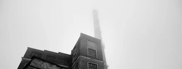 Borusu Olan Eski Bir Kırmızı Tuğla Bina Sis Içindeki Fabrika — Stok fotoğraf