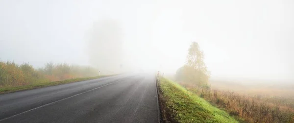 Vista Panorâmica Carro Estrada Vazia Através Dos Campos Floresta Uma — Fotografia de Stock