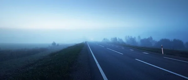 Panoramisch Uitzicht Lege Snelweg Door Velden Een Mist Nachts Maanlicht — Stockfoto