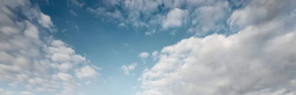 Czyste Błękitne Niebo Burzy Miękkie Światło Słoneczne Obraz Panoramiczny Faktura — Zdjęcie stockowe