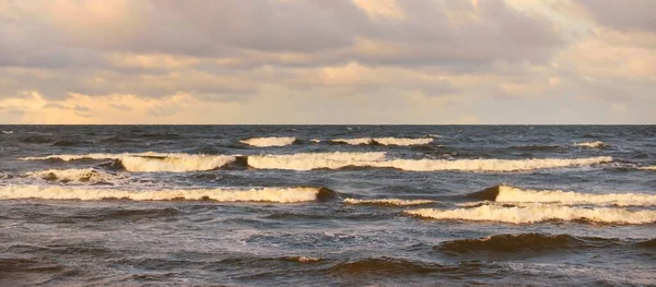 波罗的海上空乌云密布 浪花汹涌 戏剧化的云雾 变化无常的天气 气候变化 大气景观 全景视图 — 图库照片