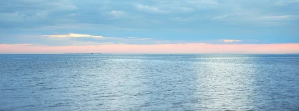 Вид Воздуха Каменистого Побережья Балтийского Моря После Дождя Закате Золотой — стоковое фото