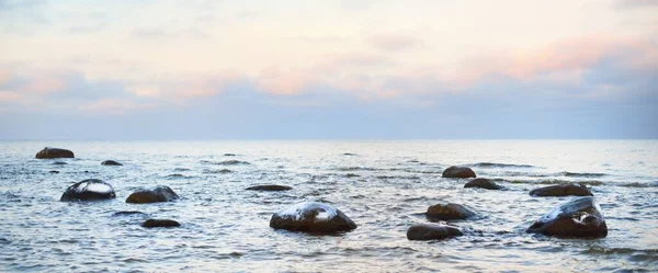 Una Vista Costa Del Mar Báltico Cubierta Nieve Atardecer Piedras — Foto de Stock