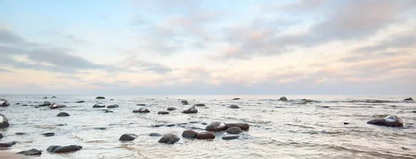 Utsikt Över Den Snötäckta Östersjökusten Vid Solnedgången Stenar Vattnet Närbild — Stockfoto