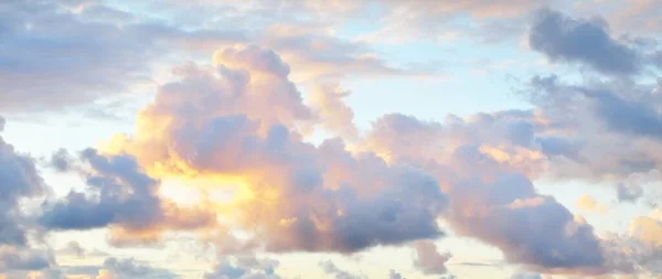 Klar Himmel Med Glödande Rosa Cumulusmoln Ovanför Östersjöns Strand Efter — Stockfoto