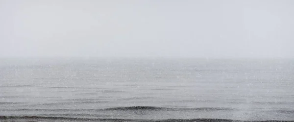 Mar Una Espesa Niebla Paisaje Atmosférico Monocromo Naturaleza Conservación Ambiental —  Fotos de Stock