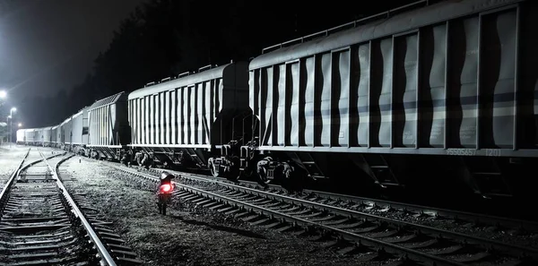 Velký Nákladní Vlak Zbožím Opouštějícím Terminál Noci Vozy Kontejnery Zblízka — Stock fotografie