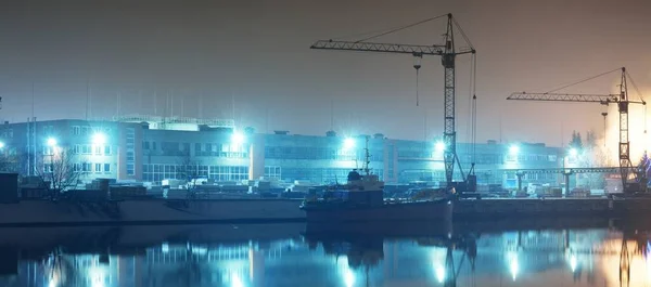 Vrachthaven Terminal Rivier Nachts Schepen Kranen Magazijn Verlichte Kerstboom Lichtjes — Stockfoto