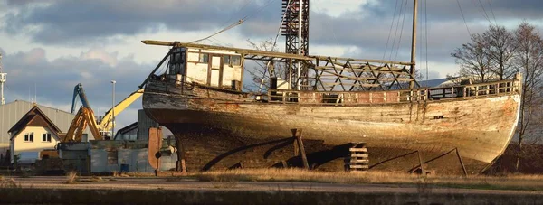 日落时停泊在港口陆地上的旧木船 波罗的海 拉脱维亚 柔和的阳光 戏剧性的天空 — 图库照片