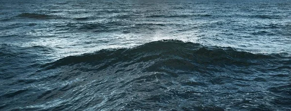 Ciemne Morze Burzowe Powierzchnia Wody Fale Plamy Przylądek Morski Pogoda — Zdjęcie stockowe