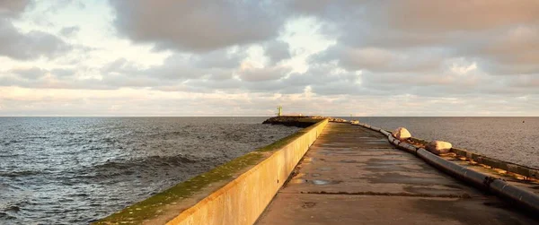 Promenada Latarni Zachodzie Słońca Morze Bałtyckie Łotwa Dramatyczne Niebo Świecące — Zdjęcie stockowe