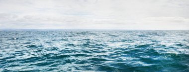 Yelkenli bir tekneden fırtınalı Kuzey Denizi manzarası. Bulutlu mavi gökyüzü suya yansıyor. Dramatik bulut manzarası. Rogaland bölgesi, Norveç. Boş zaman aktiviteleri, çevresel koruma kavramları