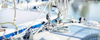 Donanım donanımı, vinç direği ve halatlar yakın çekim. Tahta güverteli bir yelkenlinin detayları. İsveç