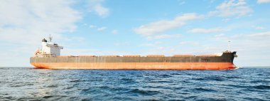 Baltık Denizi 'nden Letonya' nın Riga limanına giden büyük bir gemi gemisi. Yattan bir manzara. Genel kargo. Küresel iletişim, lojistik, endüstri, nakliye