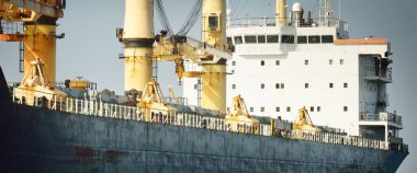 Cebelitarık Boğazı 'nda demirli büyük siyah yük vinci gemisi. Yattan bir manzara. Yaz Atlantik 'i İspanya ve Afrika' ya doğru gidiyor. Açık mavi gökyüzü