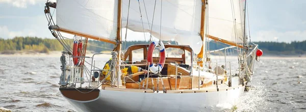 Old Expensive Vintage Wooden Sailboat Yawl Close Sailing Dramatic Sky — Stock Photo, Image