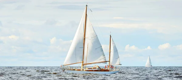 古い高価なヴィンテージ木製の帆船 ヨール のクローズアップは オープン海でセーリング 劇的な雲景 メイン州の海岸 — ストック写真