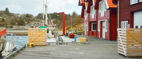 Barcos Motor Veleros Pesqueros Amarrados Muelle Pequeño Pueblo Región Rogaland — Foto de Stock