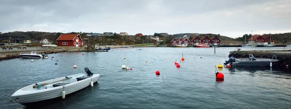 Motorboten Zeil Vissersboten Afgemeerd Aan Een Pier Een Klein Dorpje — Stockfoto