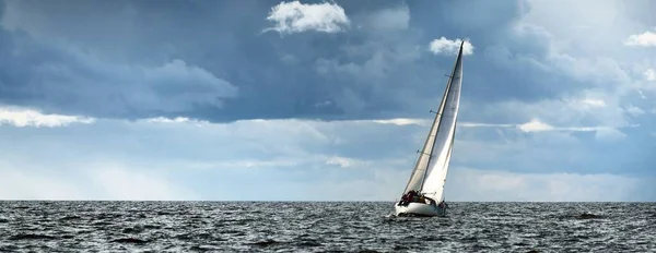 Regaty Jachtów Żaglowych Nowoczesny Żaglówka Wyścigi Przez Fale Dramatyczne Niebo — Zdjęcie stockowe